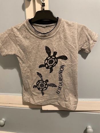 Tee shirt gris 4 ans , île de la réunion