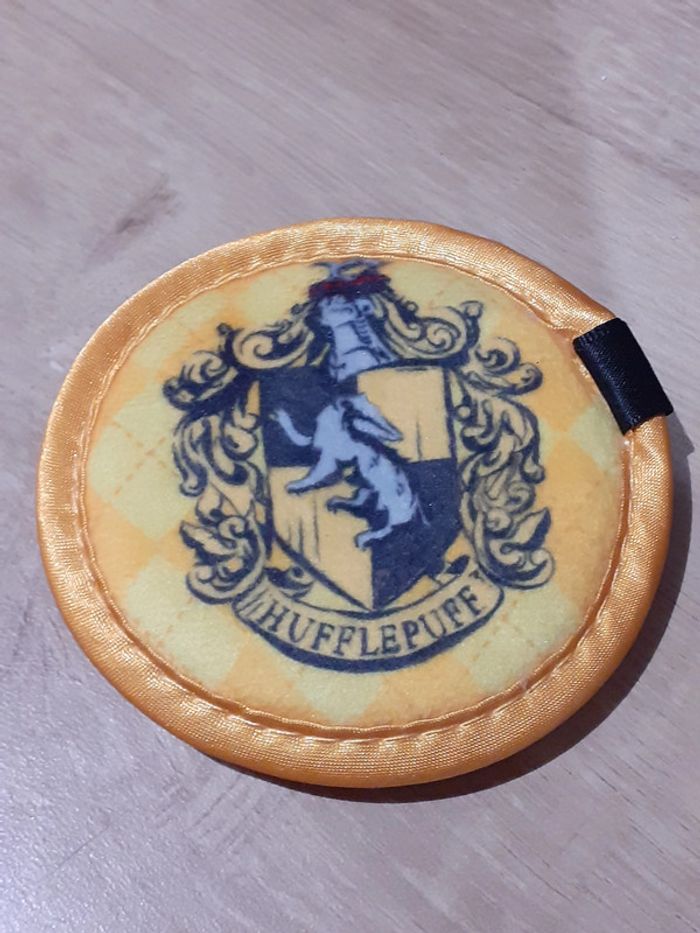 Disque démaquillant Harry Potter représentant le blason des Poufsouffle