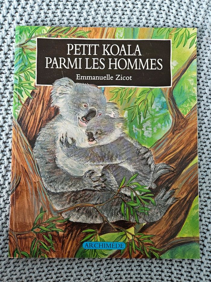 Petit koala parmi les hommes