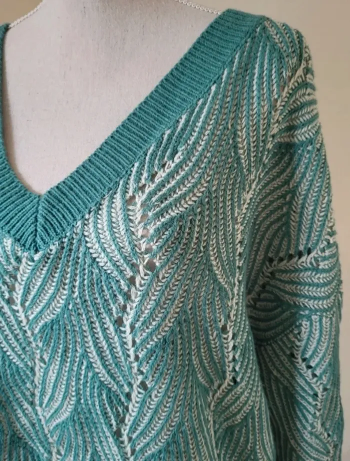 Pull ample col V vert turquoise et blanc Shein curve Taille 2XL ou 50/52 - photo numéro 3