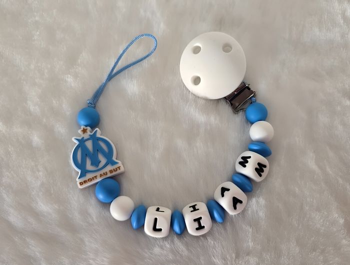 Attache sucette personnalisé en silicone OM
