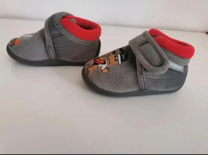 Jolie paire de chausson marque Isotoner pointure 20 en parfait état - photo numéro 2