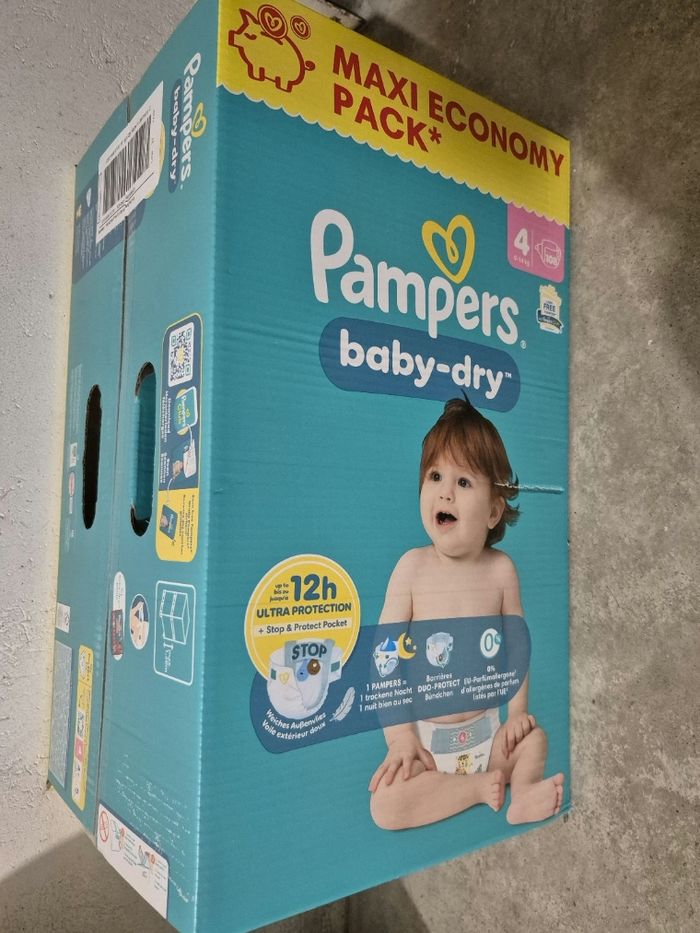 Un carton de 108 couches Pampers taille 4