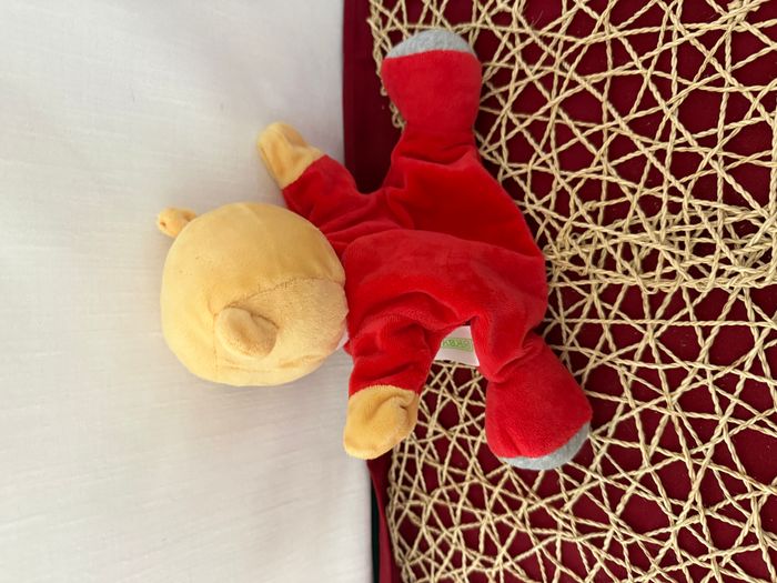 Doudou marionnette Winnie l'ourson DISNEY BABY cerf-volant nuage rouge - photo numéro 4