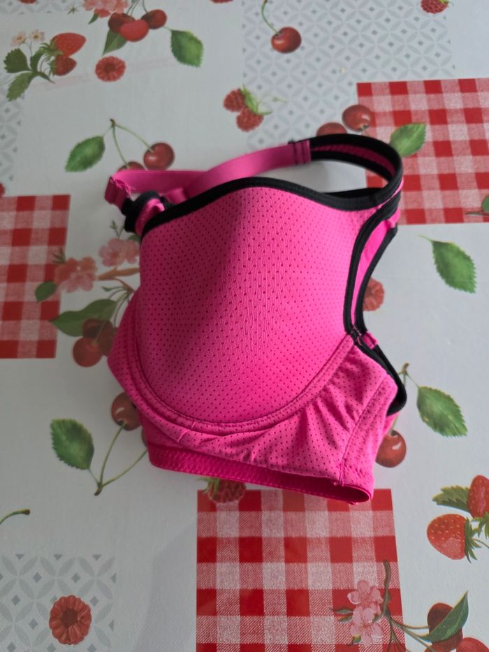 BRASSIÈRES SOUTIEN-GORGE ROSE FUSHIA TAILLE 95B MARQUE BASIC ONE TRÈS BON ÉTAT - photo numéro 5