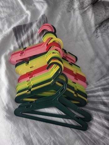 Lot 20 cintres bébé / enfant