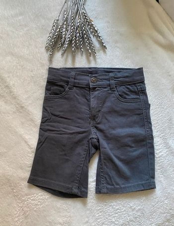 Bermuda réglable à la taille avec boutons de serrage / Neuf