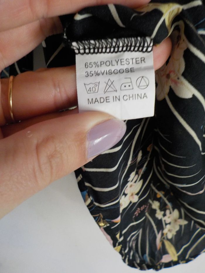 Tunique Vicvia Taille L fond noir dessins traits, fleurs feuilles - photo numéro 3