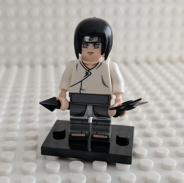 Figurine Naruto : Neji Hyūga avec kunai, style lego