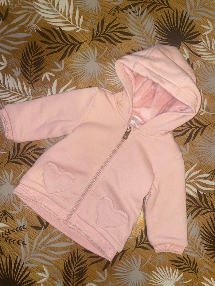 Gilet zippé à capuche molletonné rose avec cœurs orchestra bb 3 mois