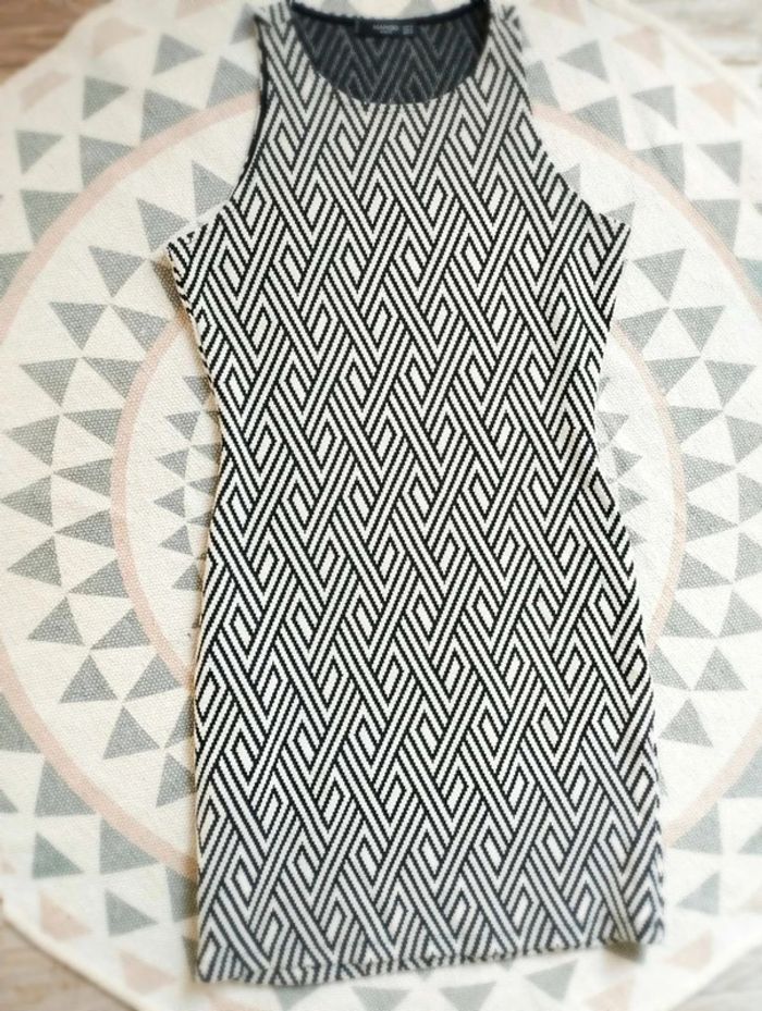 Robe  courte  moulante graphique  -  Noir écru - Mango - M- Parfait  état - photo numéro 5
