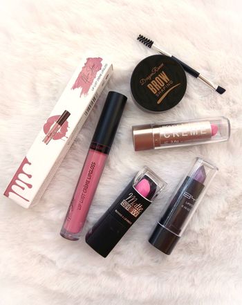 Lot maquillage - Gloss, rouges à lèvres, crème sourcils