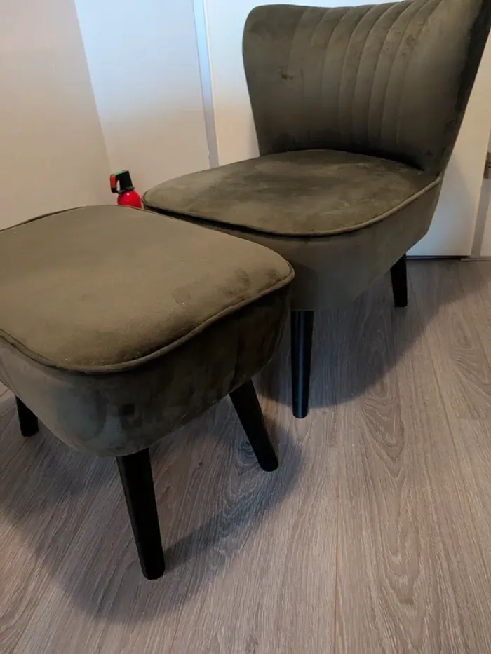 Stoeltje met voetenbankje