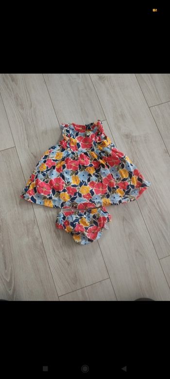 Très belle robe fleurie 12 mois