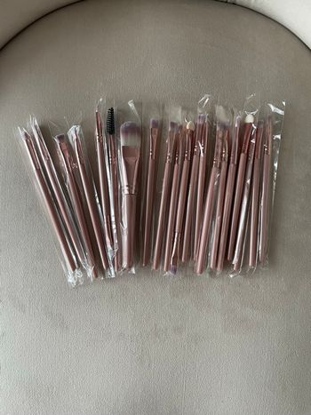 Lot pinceaux à maquillage rose