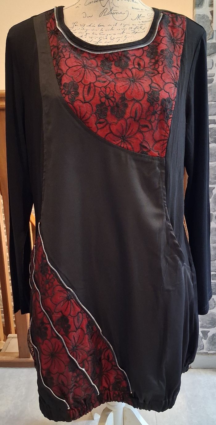 Robe courte noire et rouge à dentelle et fausses fermetures éclair