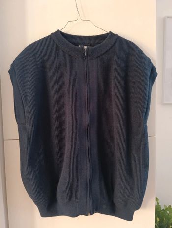 Gilet sans manches
Bleu marine fourré à fermeture.