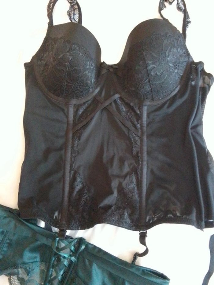 Guêpière  corset noire et bas vert foncé