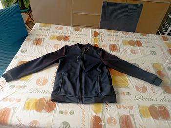 Veste zippée noir manches longues decatlon 7/8 ans neuf 5€