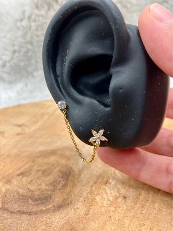 Piercing oreille, boucle d’oreille, piercing chaîne et fleurs