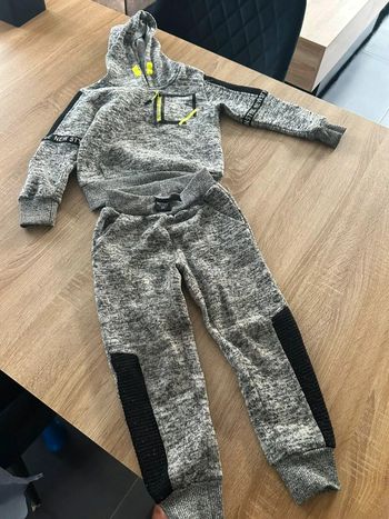 Ensemble jogging pull et bas taille 4 ans