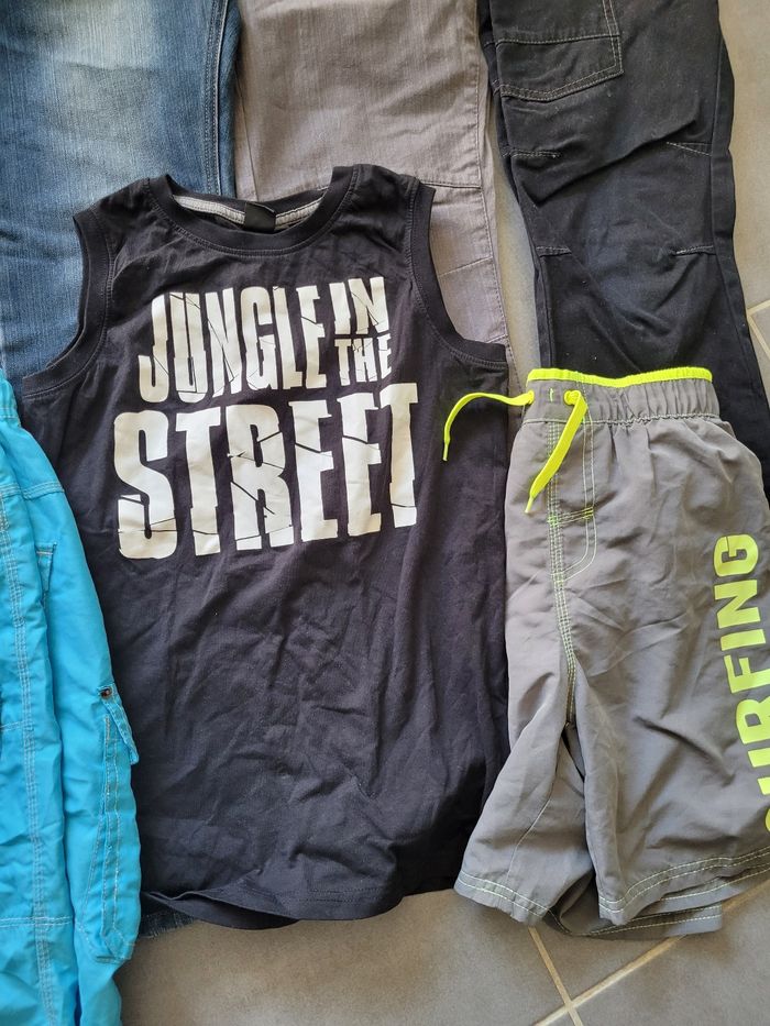 Lot de vêtements 14 ans très bon état 5 jeans + 2 débardeurs + 2 shorts de bain - photo numéro 3