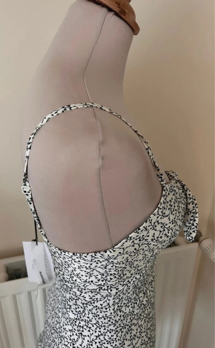 Robe d’été fleurie, noire et blanche, NA-KD - photo numéro 6
