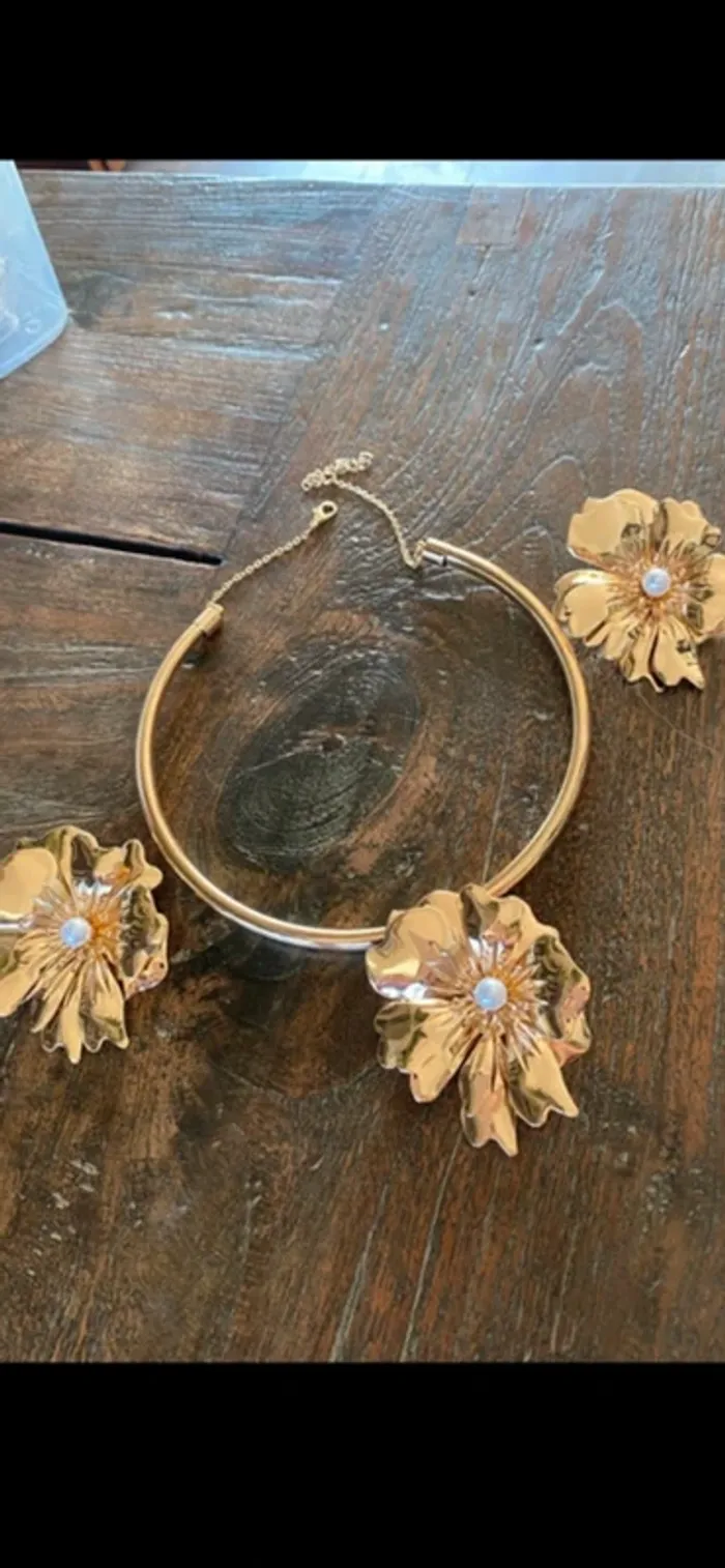 Magnifique parure avec collier et boucles d’oreilles avec fleurs et perles - photo numéro 3