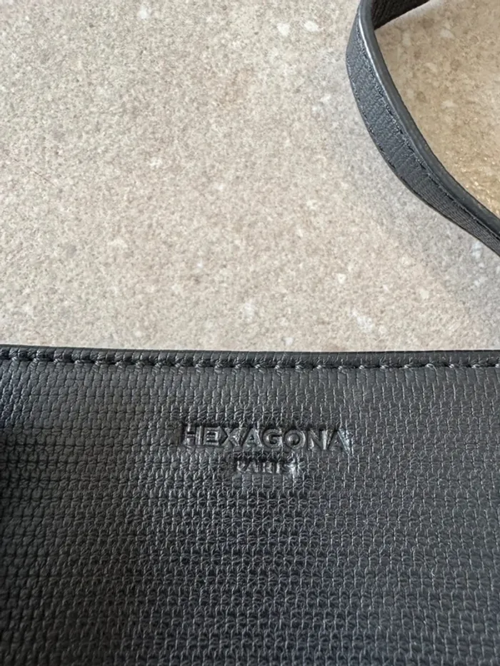Sac à main Hexagona noir, il ya des marques d'usures, 33*26cm - photo numéro 2
