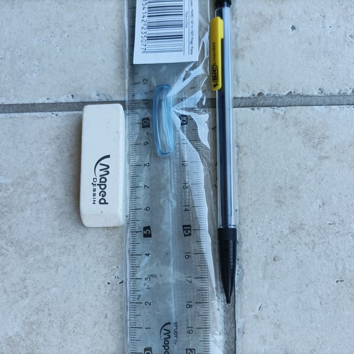 Petit lot de fournitures scolaires - photo numéro 2