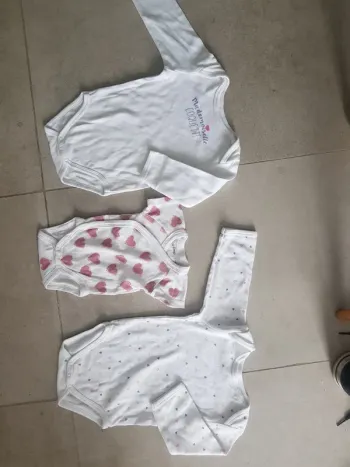 Lot 2 bodies 12mois et 1 mois fille