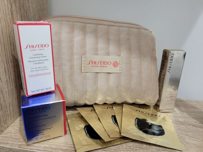 Cosmétiques Shisheido avec Trousse