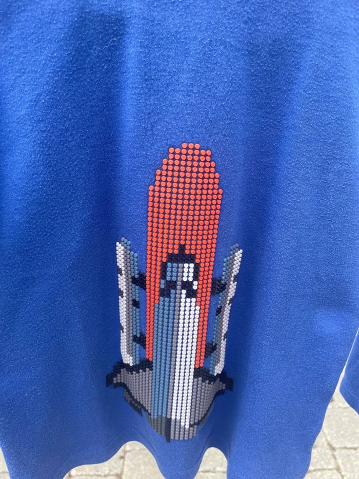 Joli t-shirt bleu avec une fusée - photo numéro 2