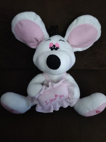 Belle et grande peluche souris