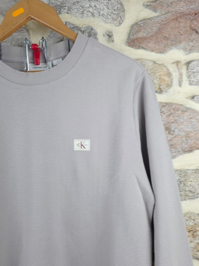 Sweat gris beige taupe gaufré Homme/ Ado taille L marque Calvin Klein 🎸 - photo numéro 4