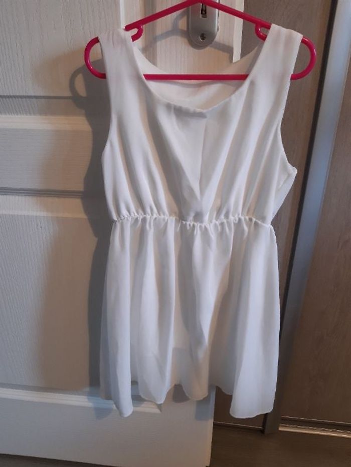 Robe blanche avec une partie en voile