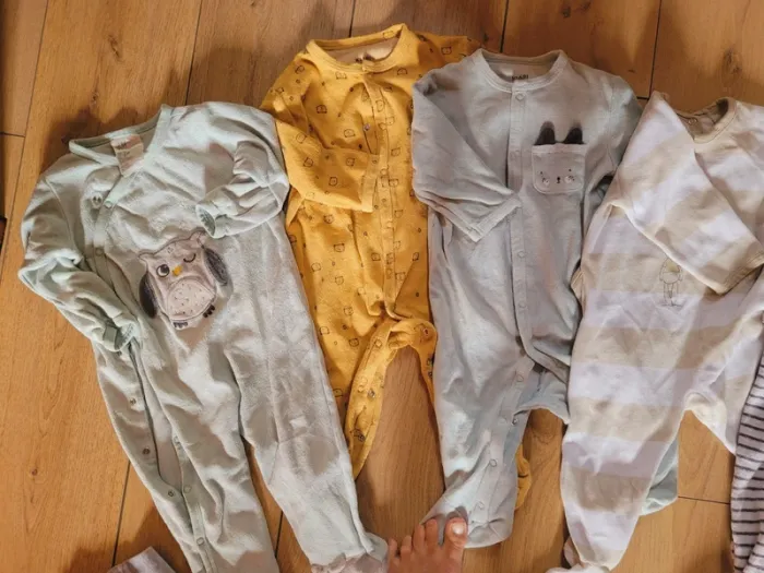 Lot 8 pyjamas velours 12 mois tbe - photo numéro 2