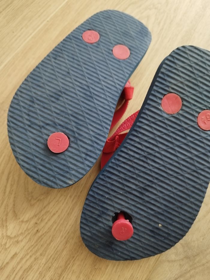 Tongs bleu et rouge à motifs - photo numéro 2