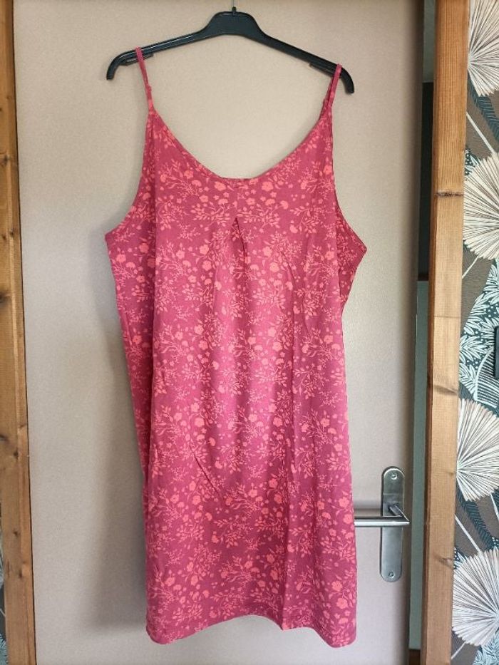 Robe rouge rose à motif fleur
