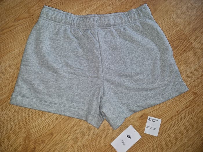 Short Nike taille M comme NEUF - photo numéro 4