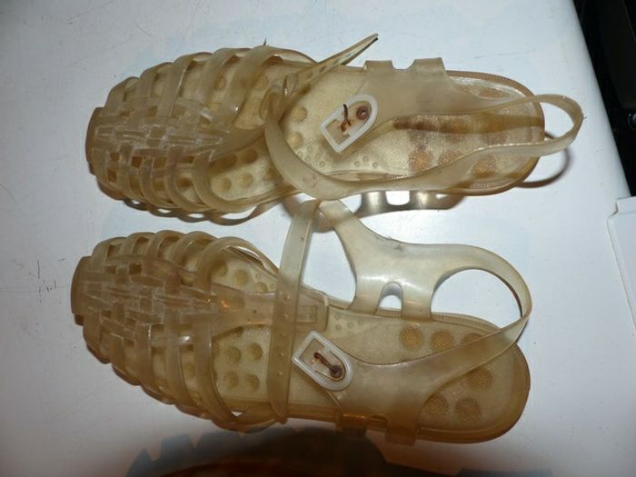 Sandales plastiques ou méduses ou chaussures d'eau