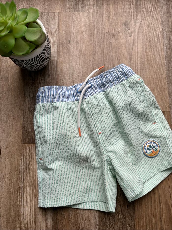 - Short de bain Vertbaudet  - 5 ans - bon état, tache