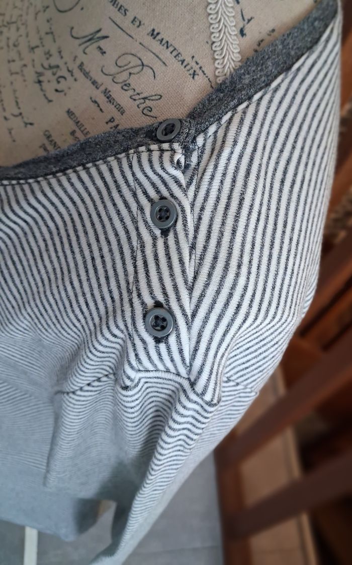Pull fin rayé gris et blanc avec l'épaule boutonnée - photo numéro 3