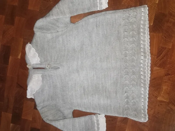 Pull gris en maille bébé. - photo numéro 4