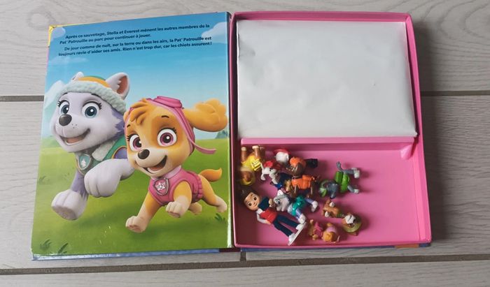 Livre avec figurine - photo numéro 3