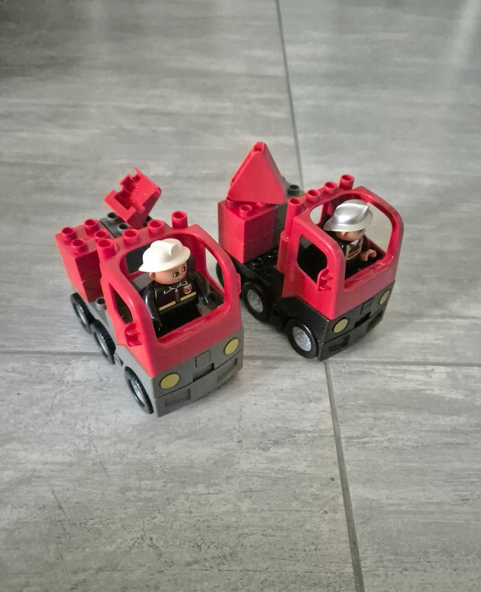 Deux petits camions LEGO DUPLO pompier