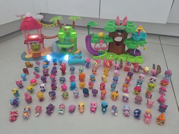 Lot 100  hatchimal figurines animaux + structures