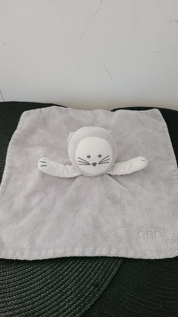 Obaibi doudou chat plat carré gris blanc