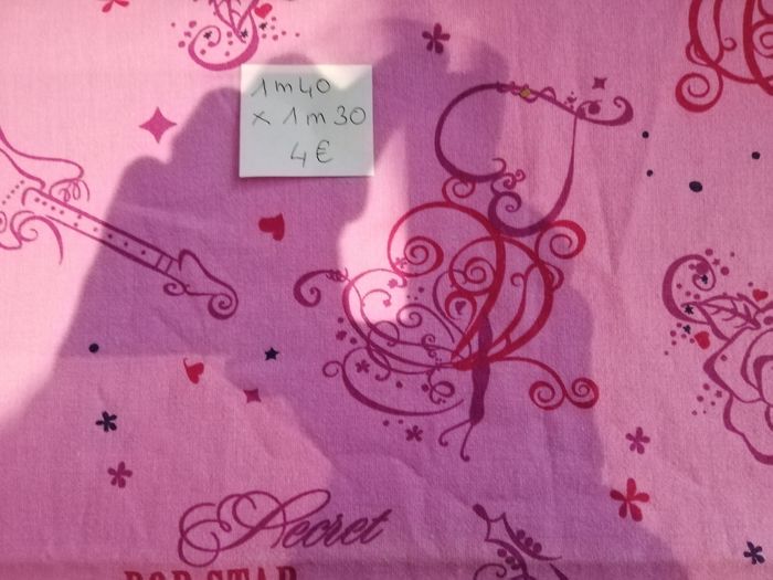 Tissu rose violet guitare pop star 1m40x1m30 - photo numéro 2