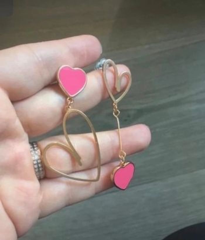 Boucles d’oreilles pendantes NEUVES pour femme en forme de cœur 💖 couleurs fuchsia et doré - photo numéro 6